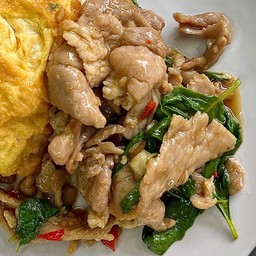 ผัดกะเพราหมูราดข้าว