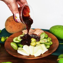 ยำผลไม้เปรี้ยวรวมมิตร กะปิหวาน