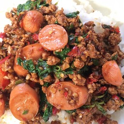 ข้าว กระเพราหมูสับ ไส้กรอก 2 กล่อง