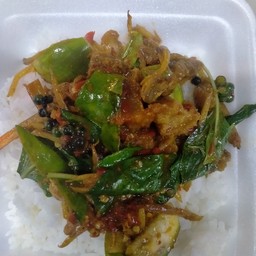 หมูกรอบผัดพริกแกง  ราดข้าว