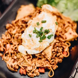 [อร่อยซ่ากับโค้ก] ฉ่าวเมี่ยนหมูสับ +  โค้ก ออริจินัล (ขวด)
