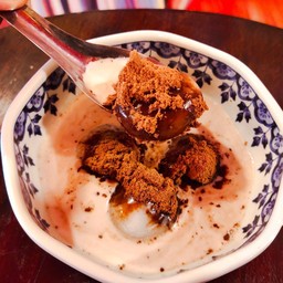 บัวลอย นมสดลาวา (ไส้งาดำ)