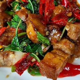 กระเพราหมูกรอบ (เป็นกับข้าว)