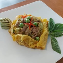 ข้าวผัดเขียวหวานไก่ไข่ห่อ
