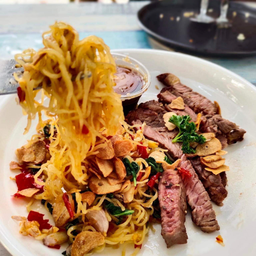 บะหมี่กะเพราเนื้อสเต็กโคขุน