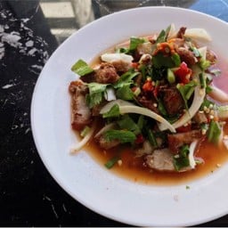 ยำหมูทอด