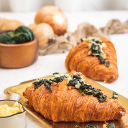 ครัวซองต์ผักโขมอบชีส