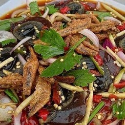 ยำมะม่วงไข่เยี่ยวม้าปลากรอบ