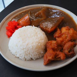 ข้าวแกงกะหรี่ญี่ปุ่นหน้าไก่ทอดคาราเกะ