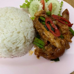 ข้าวราดผัดพริกแกงขาหมู