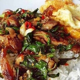 ข้าวกระเพราวุ้นเส้นคอหมูย่าง