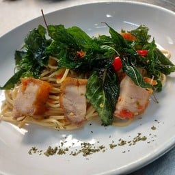 สปาเก็ตตี้กระเพราหมูกรอบ