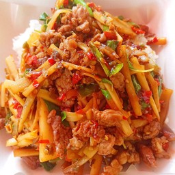 ผัดกระเพราเนื้อใส่หน่อไม้ดอง(เป็นกับข้าว)