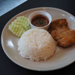 ข้าวหน้าไก่ย่างน้ำจิ้มแจ่ว