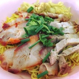 ก๋วยเตี๋ยวหมูแดง+หมูกรอบ