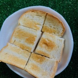 ขนมปังปิ้งทานกับหมูสะเต๊ะ