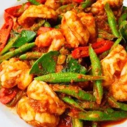 ผัดพริกแกงราดข้าว.กุ้ง