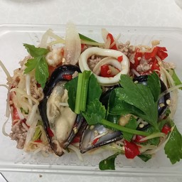 ยำมาม่าหมูสับทะเลรวมมิตร