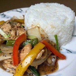 ผัดพริกไทยดำราดข้าว