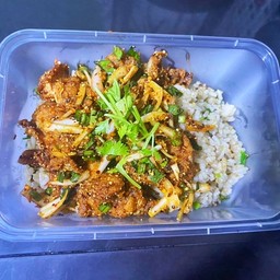 ข้าวผัดกระเทียมไก่คาราเกะแซ่บ