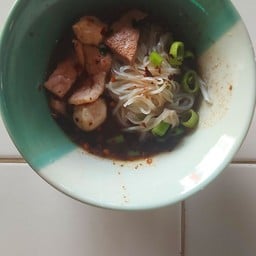 ร้านก๋วยเตี๋ยวเรือป้ายแดงไอติมตั๊ก ตลาดริมรางรถไฟ