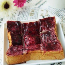 ขนมปังปิ้ง แยมบลูเบอร์รี่