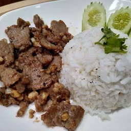 เนื้อทอดกระเทียมราดข้าว