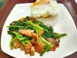 คะน้าหมูกรอบ ราดข้าว