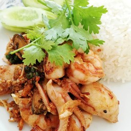ข้าวราดหมึกกระเทียม