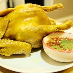 ไก่ต้มน้ำปลา สูตรต้นตำรับ (สาขานิมมานเหมินท์)