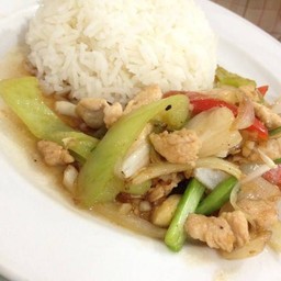 ไก่ผัดพริกหยวกราดข้าว