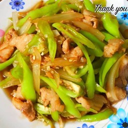 หมูชิ้นผัดพริกหยวกราดข้าว