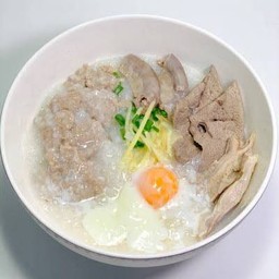 ข้าวต้มหมูเครื่องใน