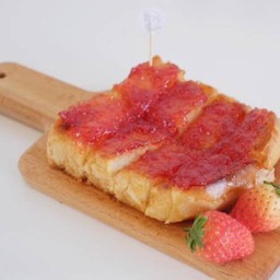 ขนมปังปิ้ง แยมสตรอว์เบอร์รี่