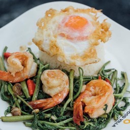 [อร่อยซ่ากับโค้ก] กระเฉดไฟแดงกุ้งราดข้าว+ไข่ดาว +  โค้ก ออริจินัล (ขวด)