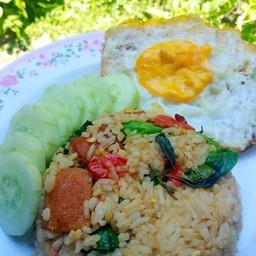 ข้าวผัดใบกระเพรา หมูชิ้นไก่ชิ้นปลาหมึกไข่ดาวฟรี