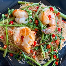 [อร่อยซ่ากับโค้ก] หมี่กระเฉดกุ้งแชบ๊วย เห็ดหอม +  โค้ก ออริจินัล (ขวด)