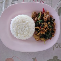 กระเพราไก่ราดข้าว