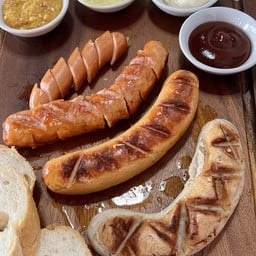 Grilled mix sausages with mash potatoes