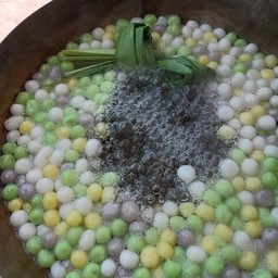 บัวลอยไข่หวานขนมหวานและลูกชิ้นทอด