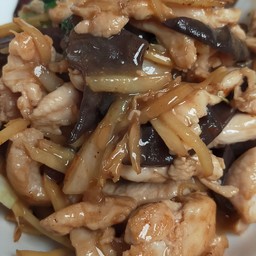 ผัดขิงราดข้าว