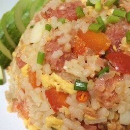 ข้าวผัดแหนมไก่