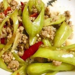 หมูสับผัดพริกหยวกราดข้าว