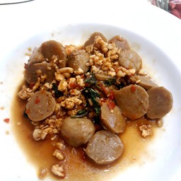 กระเพาไก่สับลูกชิ้นเนื้อราดข้าว