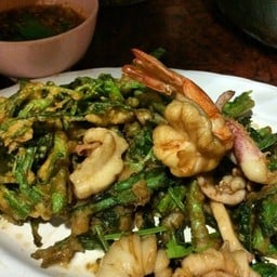 ยำผักบุ้งกรอบ