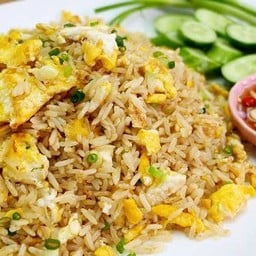 ข้าวผัดหมู/ไก่/แหนม