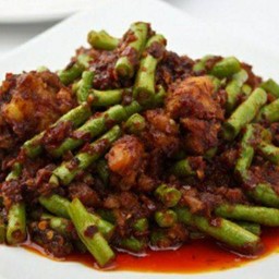 ผัดพริกแกงถั่วราดข้าว