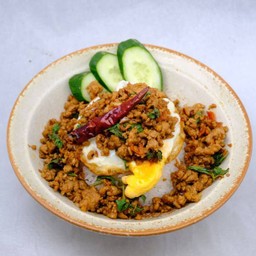 ข้าวญี่ปุ่นกะเพราแห้งหมูสับ ไข่ข้น/ไข่ดาว
