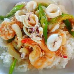 ผัดพริกทะเลราดข้าว