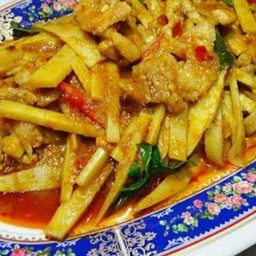 ผัดพริกแกงหน่อไม้ราดข้าว